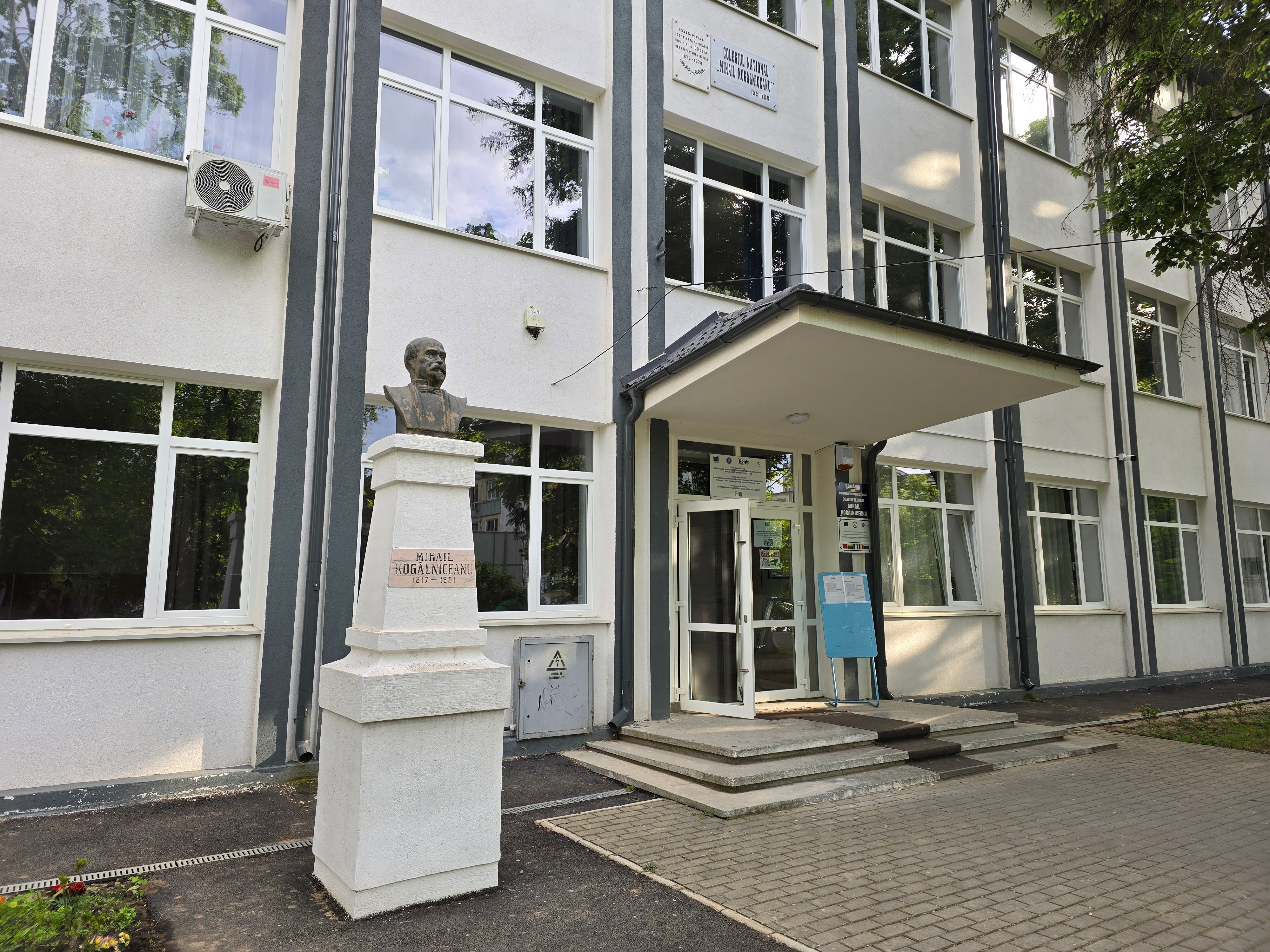 Statuie Mihail Kogălniceanu